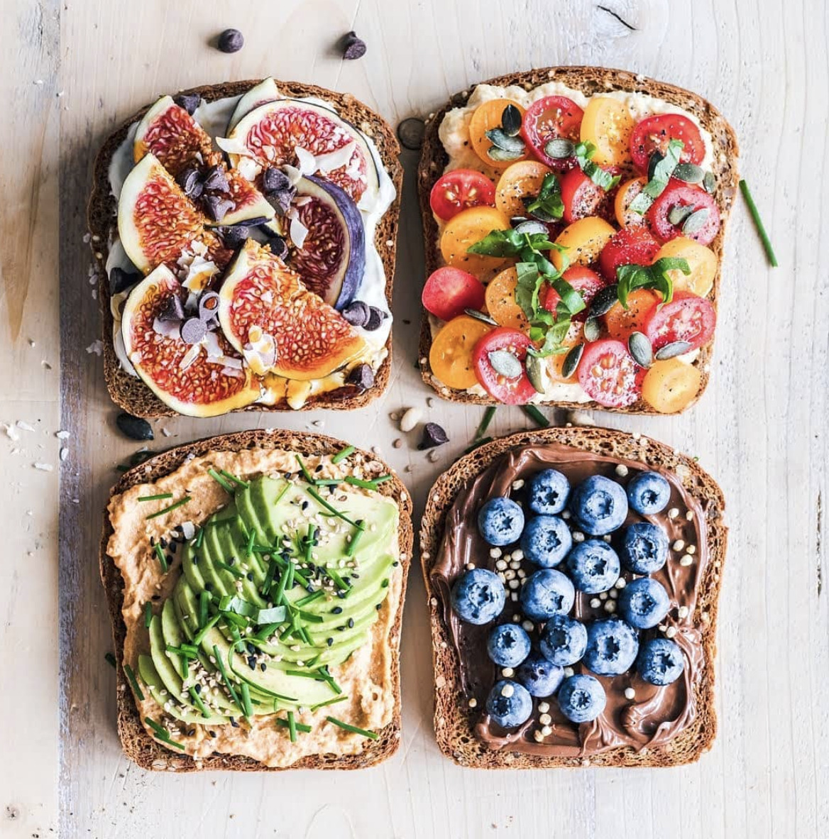 Snack efter träning: 4 toasts med frukt, bär och avokado